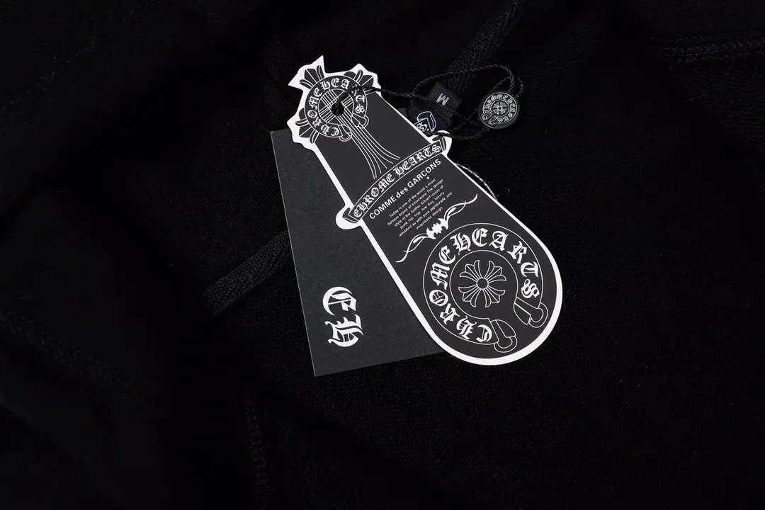 Q09—P230 -Chrome Hearts/Chrome Hearts printed zipper sweatshirt cardigan jacket -420 grams of high-density, high-quality wool, soft, delicate and skin-friendly, soft and silky to the touch, warm and skin-friendly -The hardware zipper accessories are all customized and full of details -Colour: black -Size: S M L XL